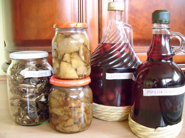 Domowe przetwory-grzybki oraz nalewki.