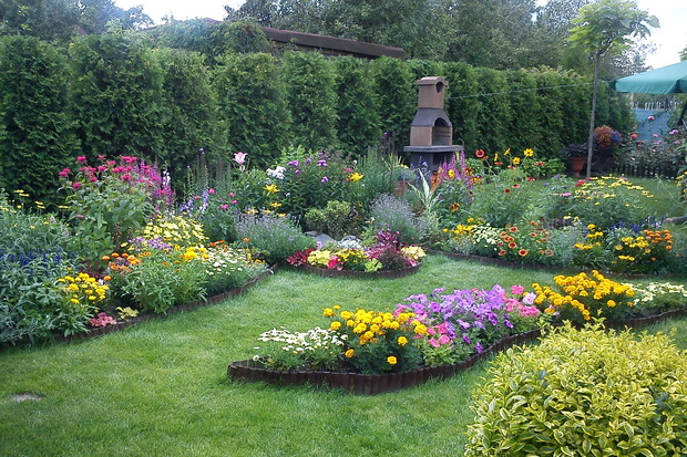 Klomby kwiatowe latem,można w nich znaleźć duży wybór bylin jak i jednorocznych kwiatów:)