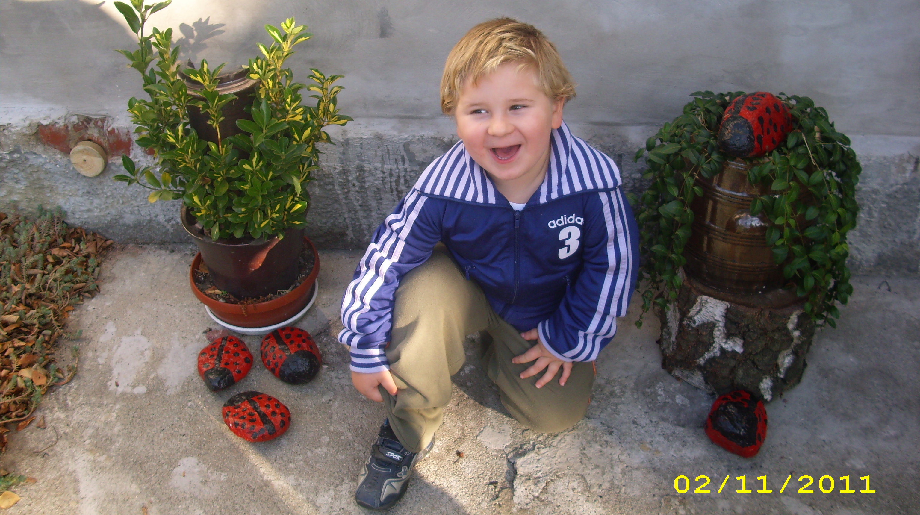 Kolorowe owady sprawiają dużo frajdy dzieciom. Ekscytujące są dla nich zarówno poszukiwania kamieni, ich malowanie, jak i efekt końcowy.