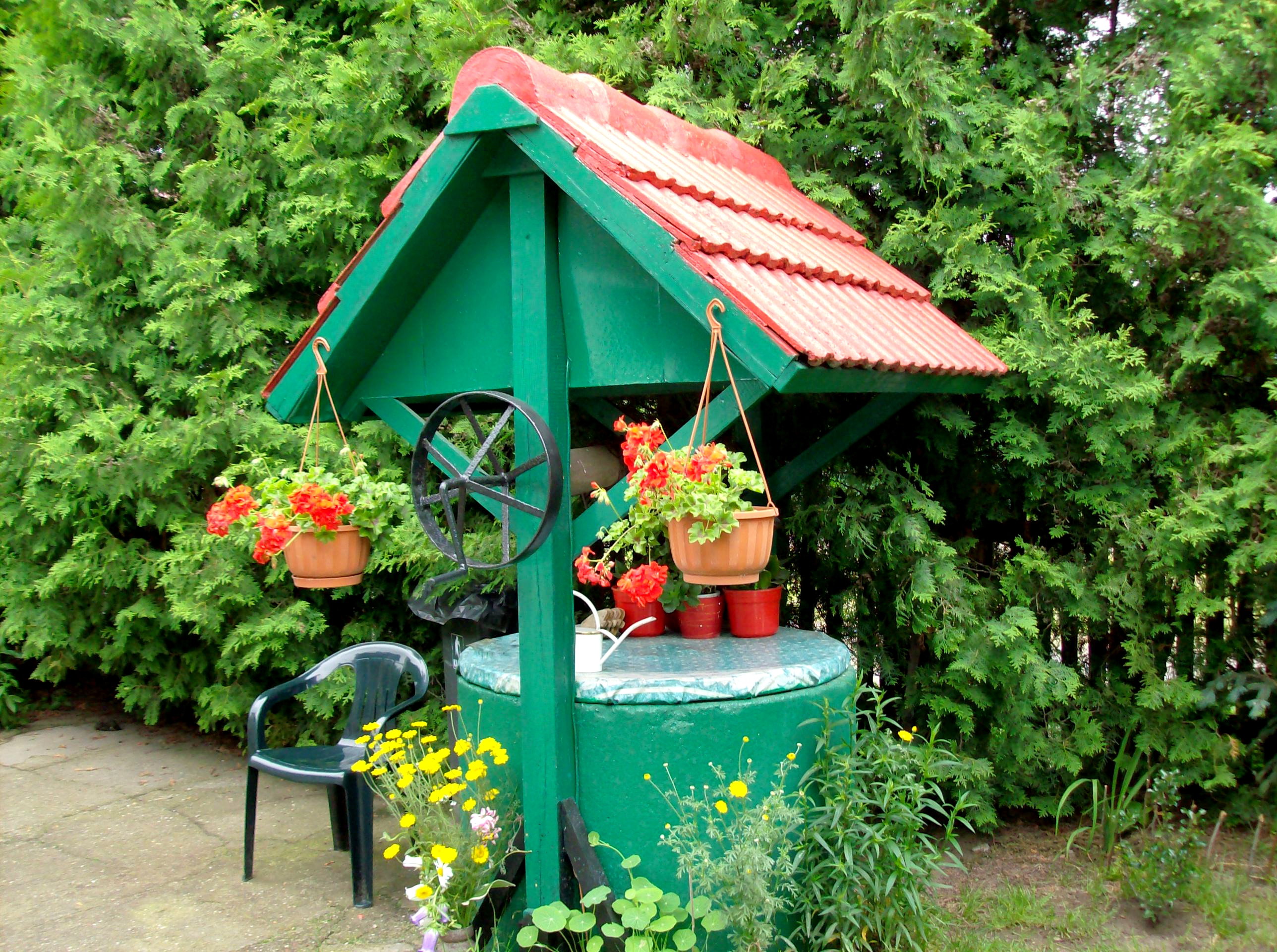 Konstrukcja daszku opiera się na dwóch grubych, drewnianych belkach, które zostały zaimpregnowane rozgrzanym lepikiem.