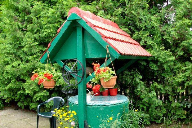 Konstrukcja daszku opiera się na dwóch grubych, drewnianych belkach, które zostały zaimpregnowane rozgrzanym lepikiem.