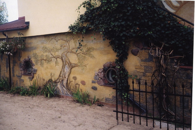 Na murach imitujących piaskowce efektownie wyglądają motywy nawiązujące do natury.