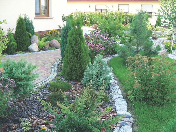 Obrzeża rabat wyłożyliśmy kostką brukową.
