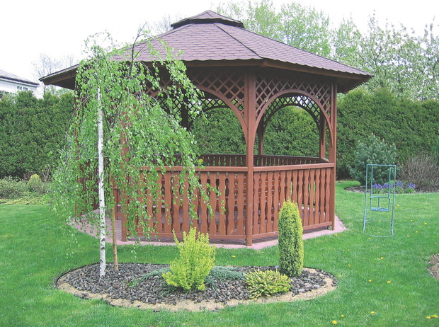 Ogród nie wymaga wiele pracy, a cieszy oczy o każdej porze roku.