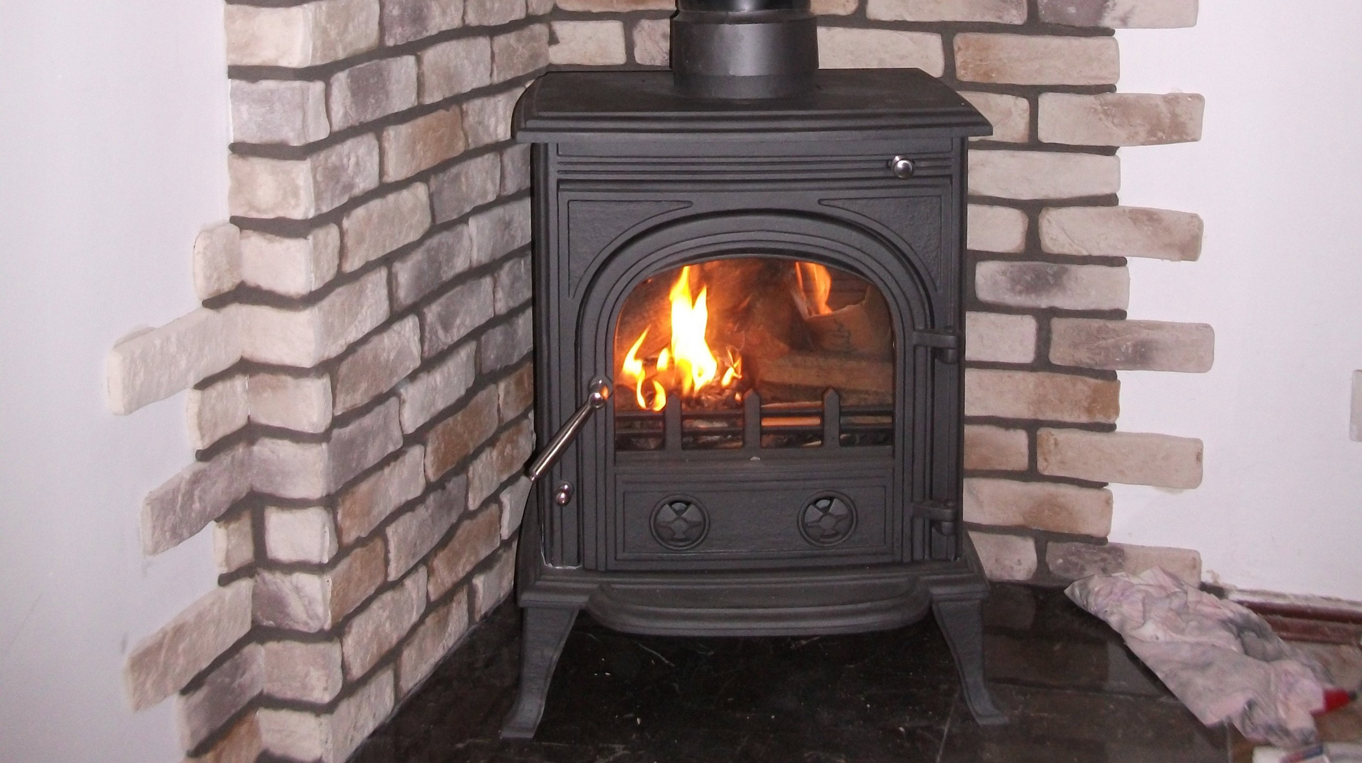 „Palę zwykle brykietem drzewnym, bo pozostawia niewielką ilość popiołu”.