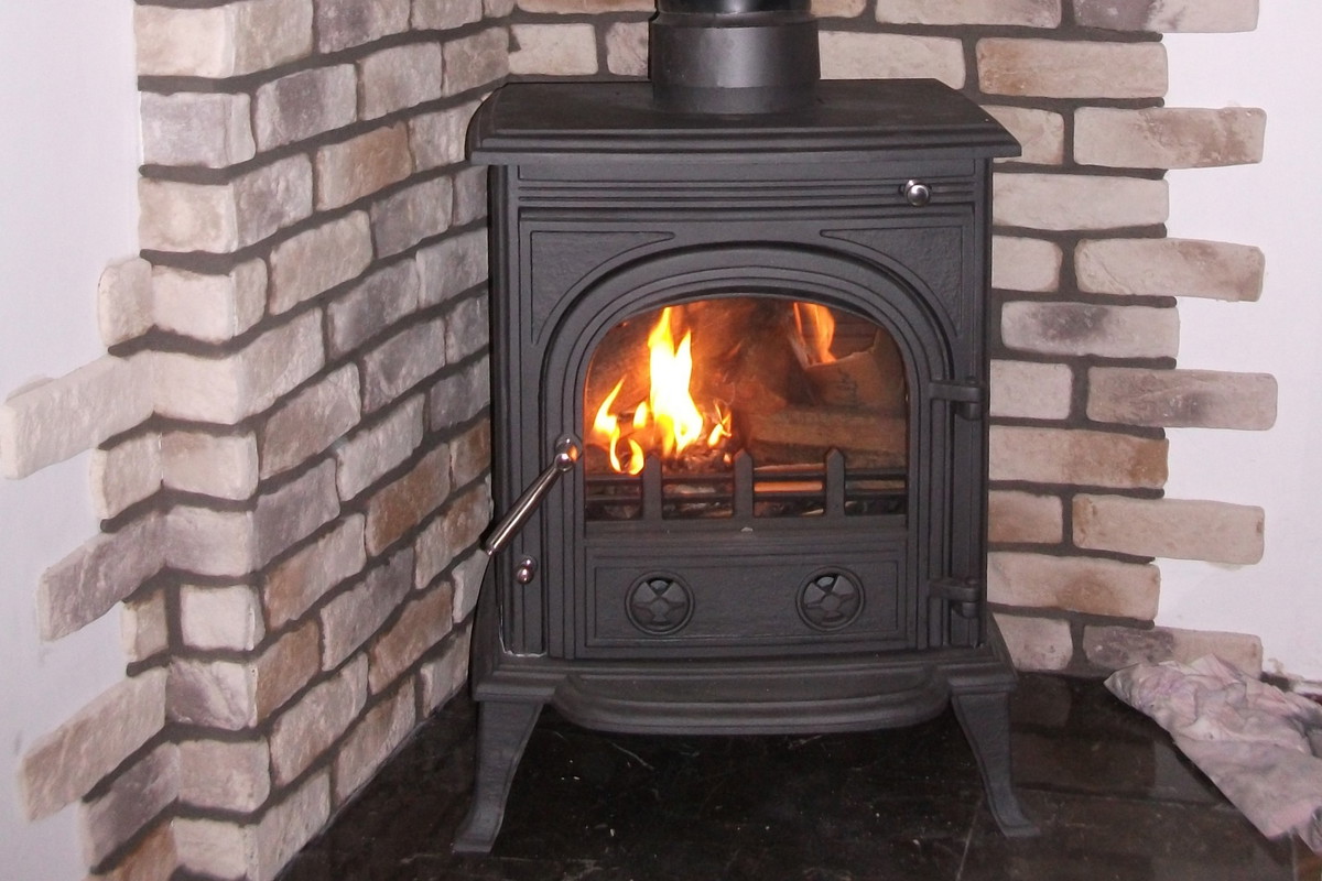 „Palę zwykle brykietem drzewnym, bo pozostawia niewielką ilość popiołu”.