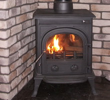 „Palę zwykle brykietem drzewnym, bo pozostawia niewielką ilość popiołu”.