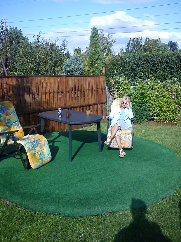 Po lecie gdy zabraliśmy basen zyskaliśmy drugi taras gdzie w krótkie jesienne dni najdłużej świeci słoneczko.