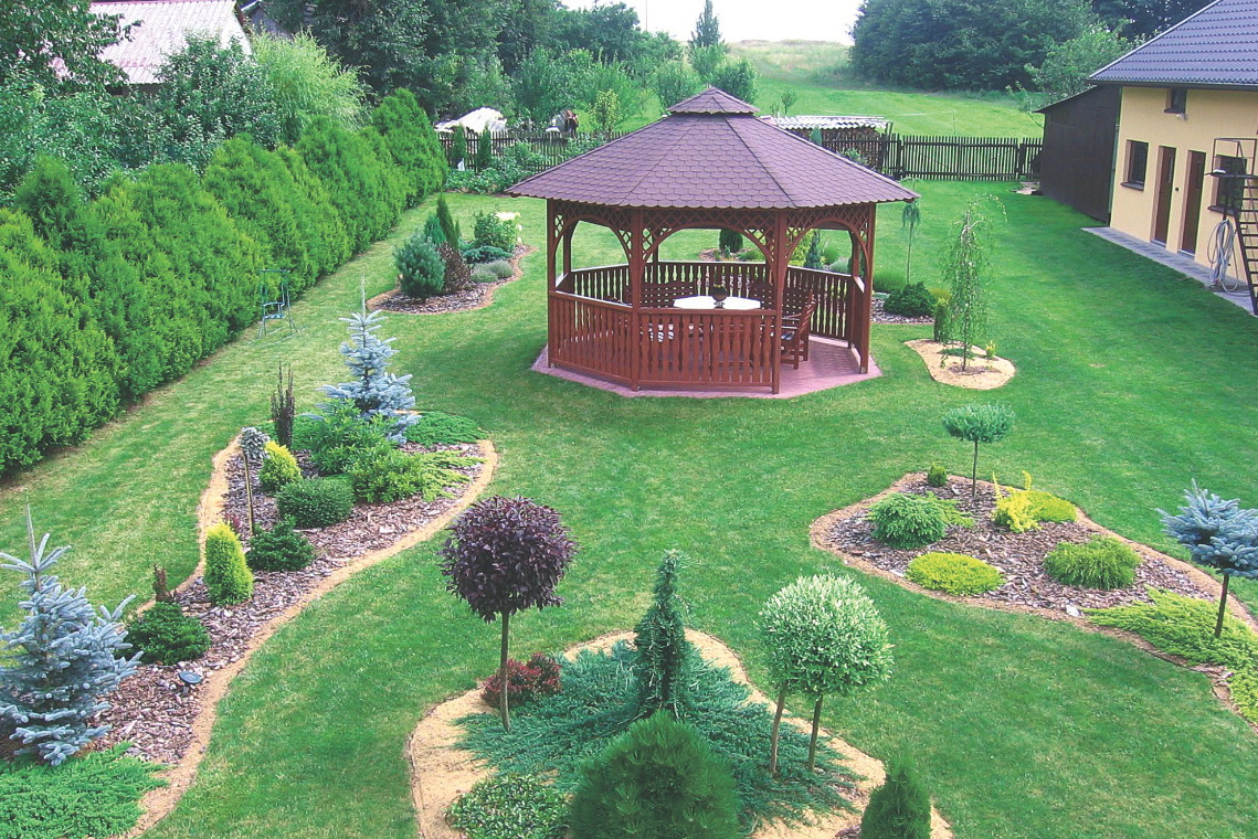 Przytulna altanka – ulubione miejsce wypoczynku i spotkań z przyjaciółmi.