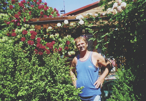 Ryszard, mój mąż, wśród róż, o które bardzo dba.