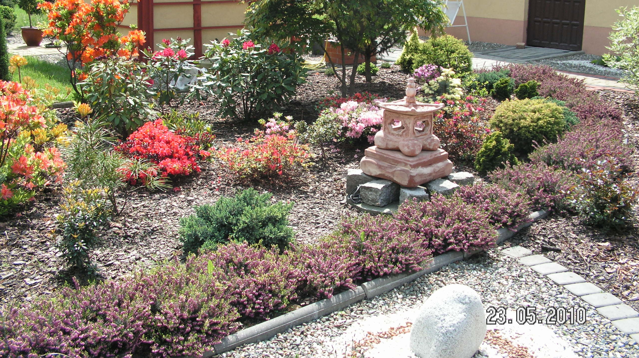 Ściółka z kory nie tylko dekoruje rabatę, lecz także zakwasza glebę i utrzymuje odpowiednią wilgotność podłoża.