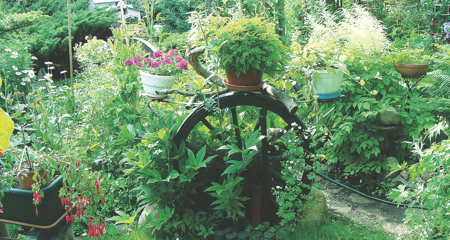 Stare drewniane koło z powodzeniem spełnia funkcję kwietnika.