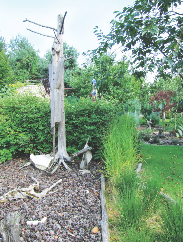 Tak usypane pole samo w sobie jest efektowne. O wiele bardziej jednak przyciąga wzrok w zestawieniu z ciekawym korzeniem, miniaturową rzeźbą albo dowolną drewnianą dekoracją.