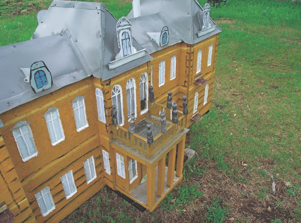 Ten ul do złudzenia przypomina zbudowany w stylu renesansu francuskiego pałac w Zimnowodzie.