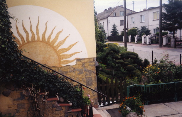 Wokół naszego domu zawsze świeci słońce, nawet w deszczowy dzień.