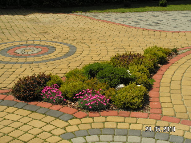 Wrzosowy klomb sprawdził się także na brukowej ścieżce.