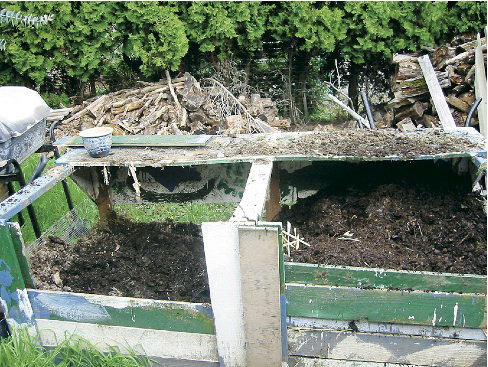 Dpdanie biopreparatu do odpadków w kompostowniku znacznie przyspieszyło ich rozkład.