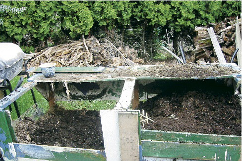 Dpdanie biopreparatu do odpadków w kompostowniku znacznie przyspieszyło ich rozkład.