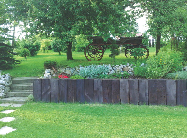 Działka może sprawiać wrażenie nieco chaotycznej, ale to zamierzony efekt.
