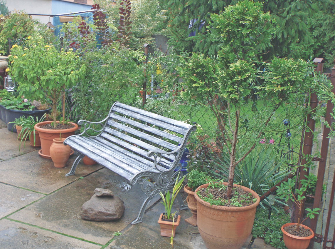 Ławka doskonale spełnia swoje przeznaczenie. Nie ugina się i jest stabilna. Nogi pomalowałam na szaro, aby wydobyć piękno detali.