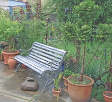 Ławka doskonale spełnia swoje przeznaczenie. Nie ugina się i jest stabilna. Nogi pomalowałam na szaro, aby wydobyć piękno detali.