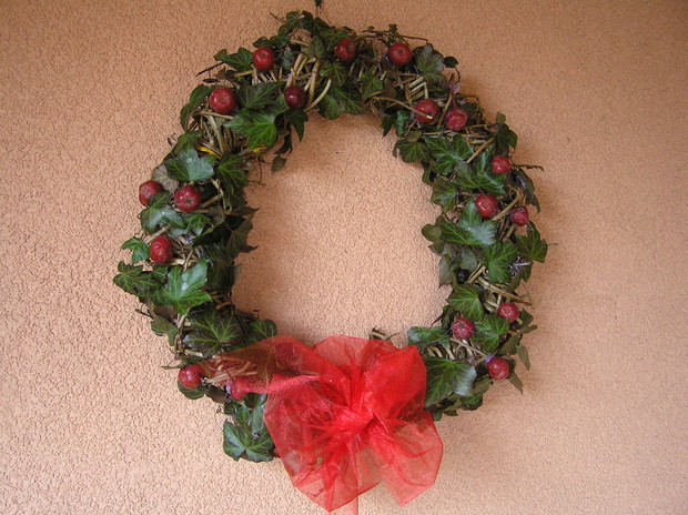 Wianek z winobluszcza zrobiony owinęty liśćmi bluszcza pospolitego z czerwonymi  rajskimi jabłuszkami