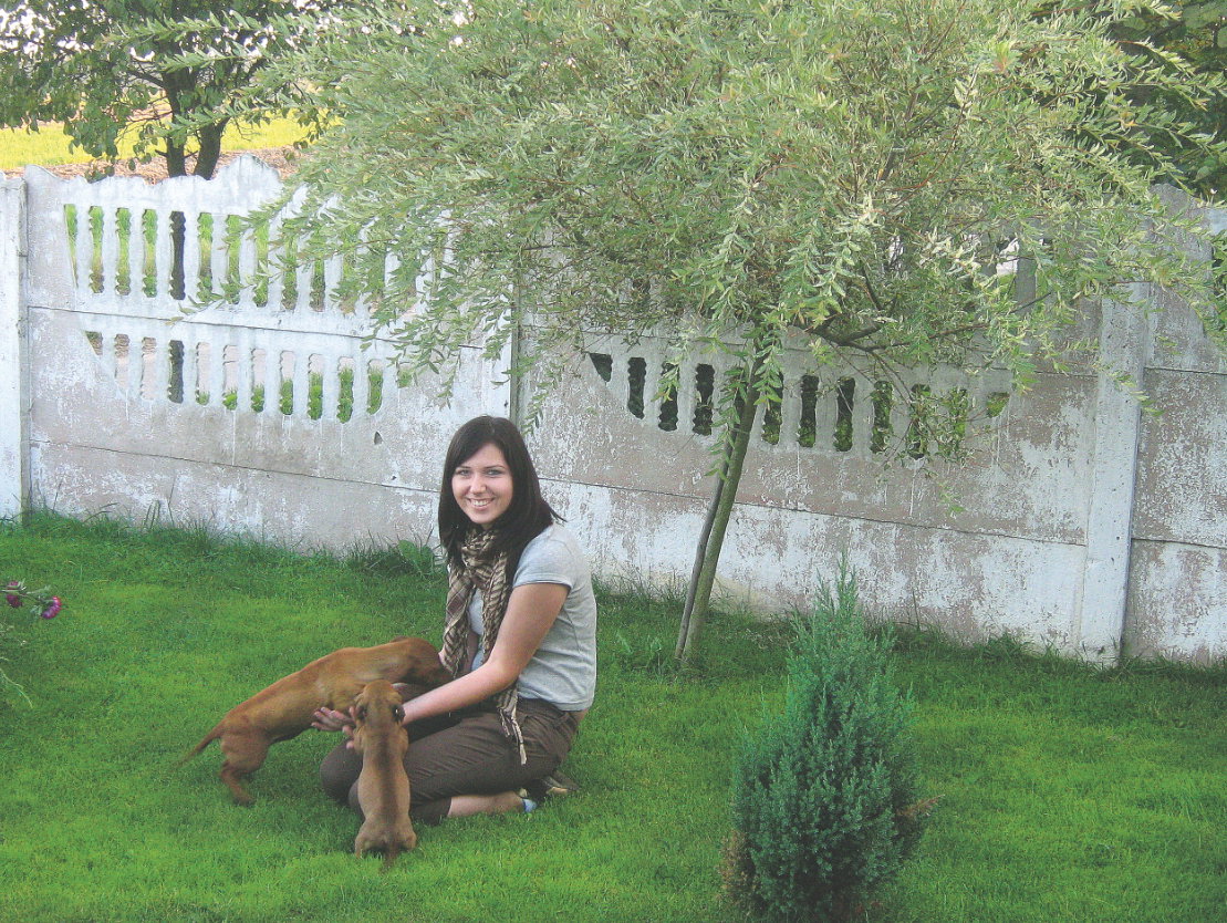 Wierzba japońska potrzebuje słońca i otwartej przestrzeni. Pod drzewkiem sfotografowałam moją siostrę, Elizę, i nasze pieski.
