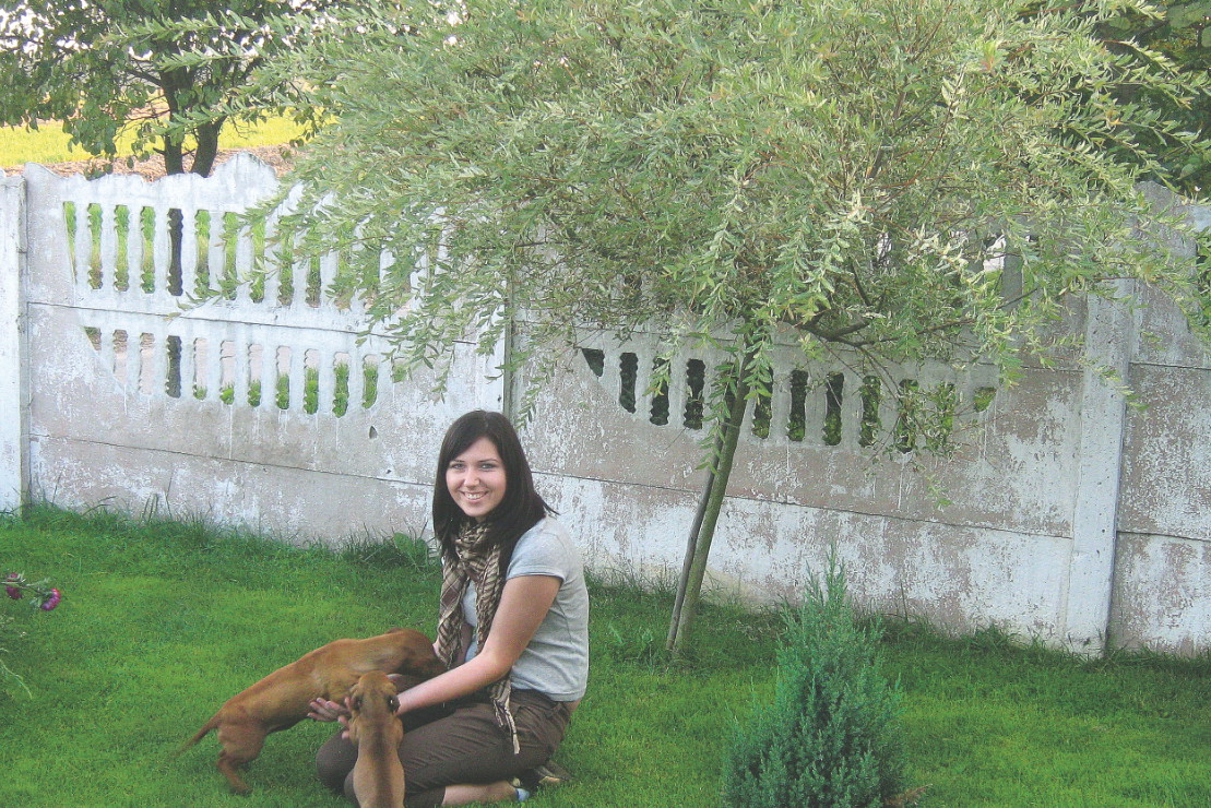 Wierzba japońska potrzebuje słońca i otwartej przestrzeni. Pod drzewkiem sfotografowałam moją siostrę, Elizę, i nasze pieski.