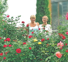 Agnieszka Huber z mamą Anną wśród kolorowych róż.