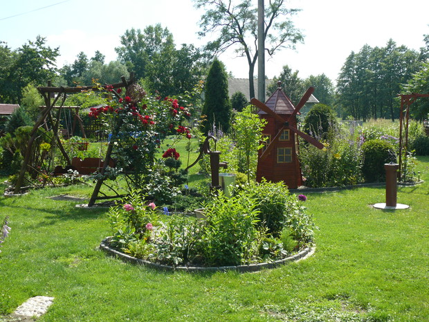 Bylinowa rabata z wiatrakiem zrobionym przez mojego męża