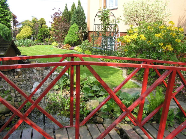  czerwony mosteczek...