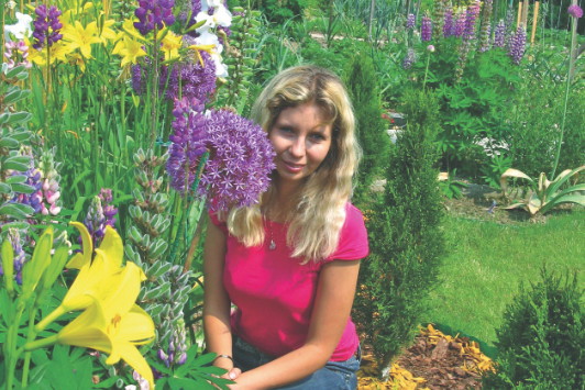 Czosnek olbrzymi Allium giganteum kwitnie w czerwcu. Osiąga wysokość 150 cm, a jego kwiatostan ma średnicę nawet do 12 cm.