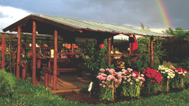 Na początku powstała solidna altana, miejsce odpoczynku i planowania kolejnych prac w ogrodzie.