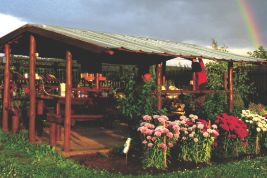 Na początku powstała solidna altana, miejsce odpoczynku i planowania kolejnych prac w ogrodzie.