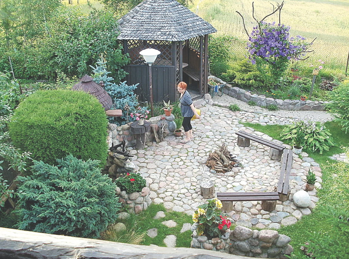 Przytulna altana to miejsce, w którym gospodarze spotykają się ze swoimi gośćmi. 