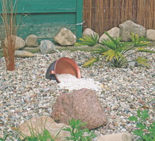 Różnokolorowy żwir i zróżnicowane wielkością kamienie to podstawowy budulec skalniaka.