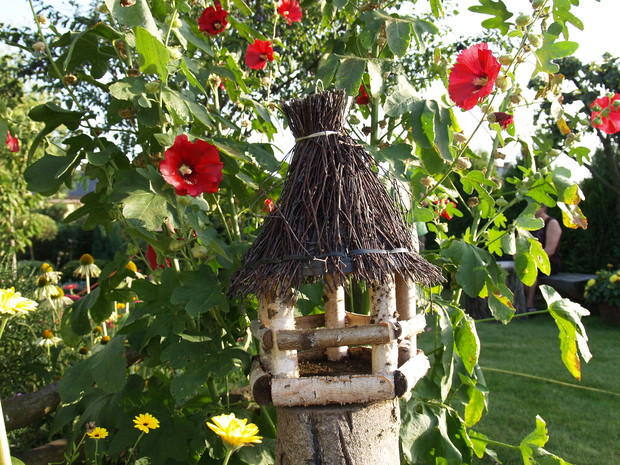 Własnoręcznie wykonany karmnik.