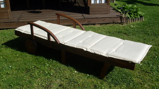  A tu już rozłożony jest leżak w pozycji horyzontalnej