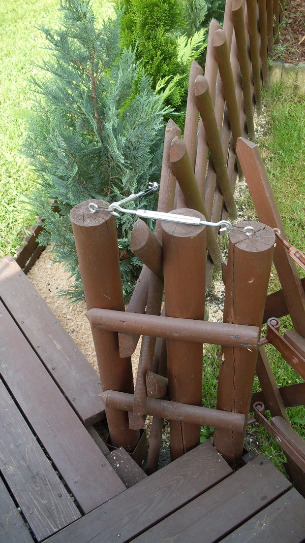 A tutaj trzy słupki stanowiące element konstrukcyjny furtki wejściowej do ogrodu - widoczne są tu śruby rzymskie które stanowią naciąg linki stalowej  na całej długości płotku myśliwskiego aby go wzmocnić.