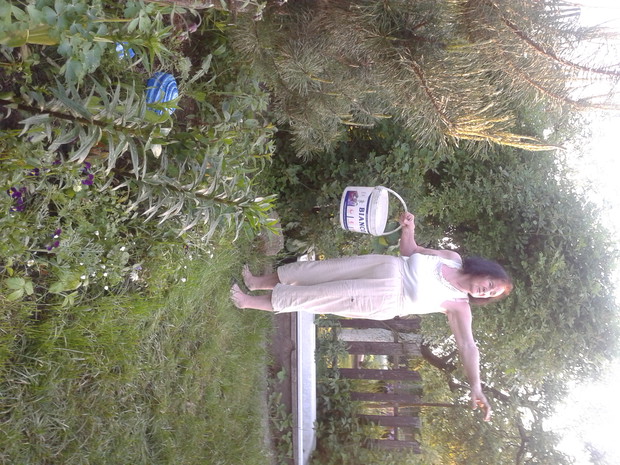 BABCIA
PODLEWA 
POKRZYWĄ