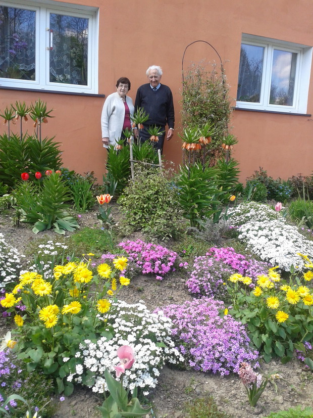 Dziadkowie w przydomowym ogródku