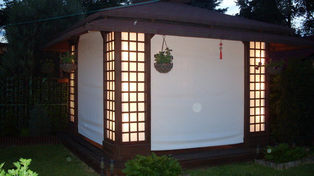 Efekt nastroju i ciepła udało mi się uzyskać poprzez zainstalowania oświetlenia w narożach herbaciarni oraz w lampie zawieszonej wewnątrz pawilonu