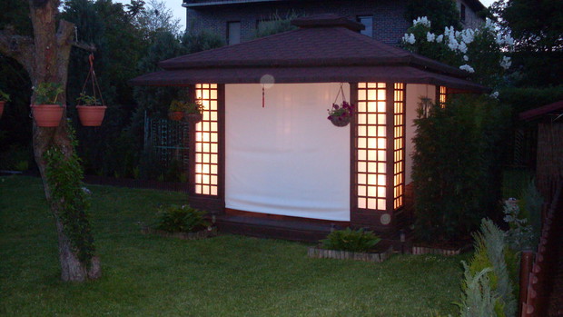 Herbaciarnia o zmroku - i tu kolejny mój pomysł jaki zrealizowałem - zainstalowanie iluminacji świateł aby wieczorami czy też nocą móc korzystać z pawilonu 