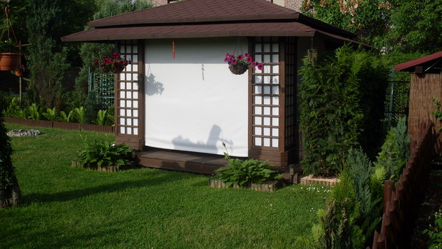 Herbaciarnia posiada trzystopniowy dach o charakterze orientalnym - w tym przypadku ilość daszków jest nieparzysta co stanowi dążenie do doskonałości (  tak jak spotykamy w pagodach ) 