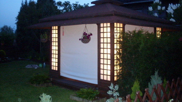 Magia włączonych świateł przyciąga nie tylko ćmy ale i nas samych też wabi - a w ten czas  docenia się  urok wieczorów czy nocy spędzonych w ogrodzie.