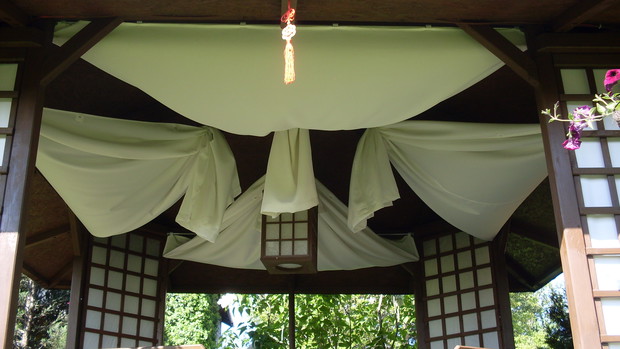 Na tym ujęciu widać dokładnie ten  tzw. efekt baldachimu,  który uzyskałem przez podwieszenie materiałowych ścianek do sufitu herbaciarni 