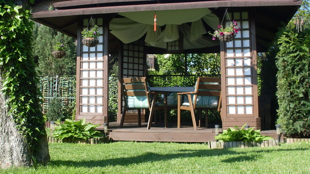 Oczywiście gdy są dni wietrzne a chce się posiedzieć w środku herbaciarni  to otwieranie ścianek jest dowolne na każdą ze stron pawilonu  tak aby ograniczyć podmuchy  wiatru wewnątrz