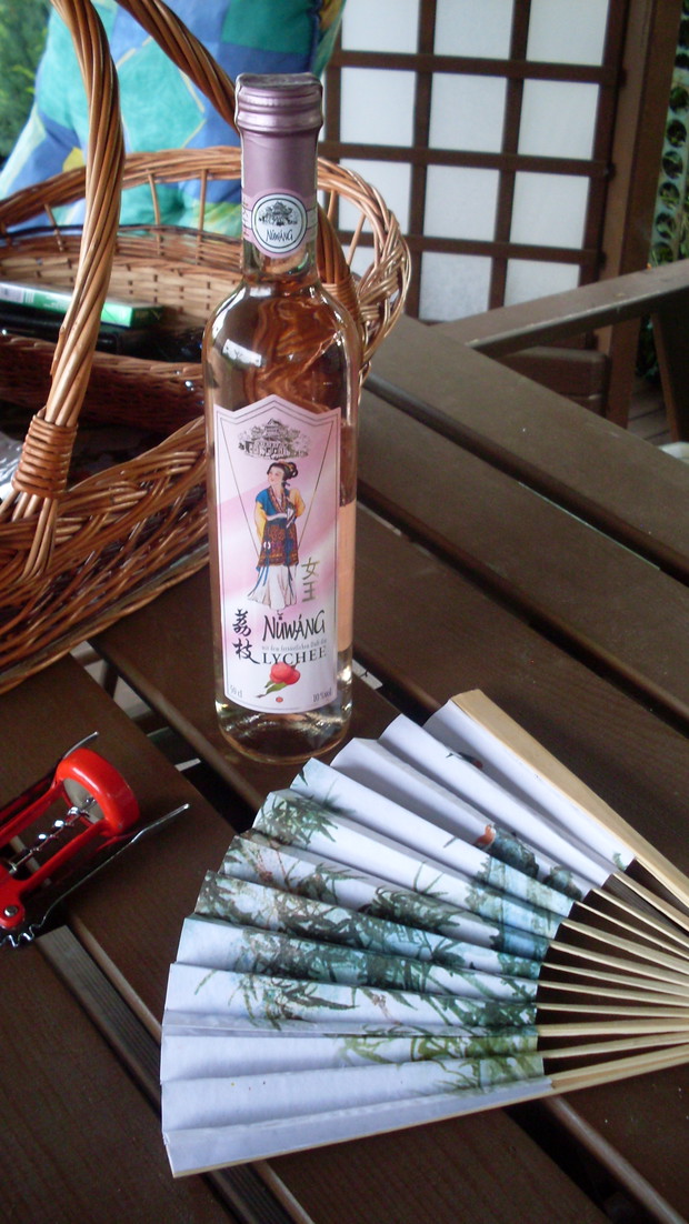 Oprócz picia herbaty znajdujemy też czas na smakowanie gustownych orientalnych  trunów ...  ot tak dla kurażu