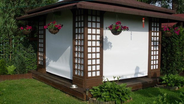 Pawilon herbaciarni  jest konstrukcją  całkowicie drewnianą pokrytą dachem z gontem  ( rzut od połódniowo - wschodniej strony ), zaś  miseczka metalowa z wodą wystawiona na podłodze oznacza że gośćmi tego ogrodu są także zwierzęta