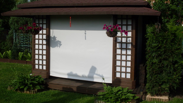 Podstawę herbaciarni stanowi podłoga drewniana położona  na legarach, która jest jak dla mnie jednym z najcieplejszych materiałów aby chodzić boso